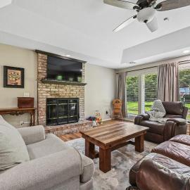 Legacy Family Grand Lake Retreat 5 minutes to Wolf Creek Boat Launch Marina and Expo Center，位于Grove的酒店
