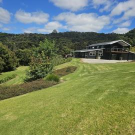 The Black Barn Valley Retreat，位于Helensville的酒店