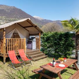 Glamping Italia 90 Mini Lodges，位于多马索的酒店