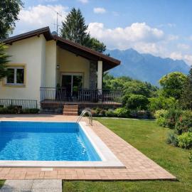 Detached Villa in Brezzo di Bedero，位于布雷佐的酒店