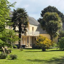 Logis Hôtel La Demeure du Perron，位于Quettehou的酒店