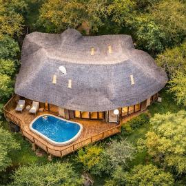 Majestic Villa with Pools & Outdoor Bar in Maanzoni，位于Katelembu的酒店