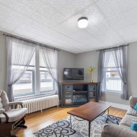 True North Downtown Retreat, 1-bedroom 1 bath，位于图哈伯斯的酒店