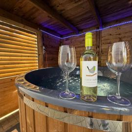 Detached holidayhome with private hot tub in Hoenderloo park Veluwshof，位于洪德洛的酒店
