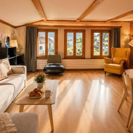CLOUD No3 Schweizer Chalet-Wohnung mit zentraler Klimaanlage，位于Matten的酒店