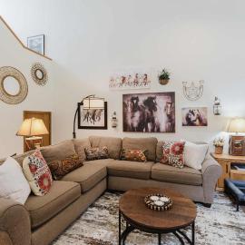 3BR Townhouse Near SHARC & Village - Dog Friendly