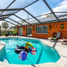 The Pelican/Pool/HotTub/GameRoom，位于布兰登的酒店