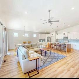 McCall Modern House with New Hot Tub，位于麦考尔的酒店