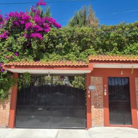 Bello departamento independiente, en casa con jardín