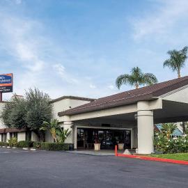 Howard Johnson by Wyndham Fullerton/Anaheim Conference Cntr，位于福乐顿市的酒店