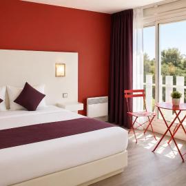 Logis Latitude Ouest Hôtel Restaurant & Spa，位于洛克罗南的酒店
