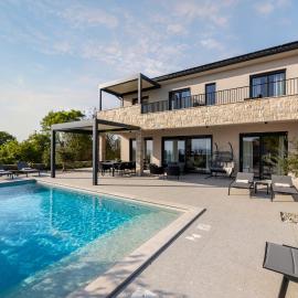 Villa Cesarica with heated pool, indoor pool and sauna，位于弗尔的酒店