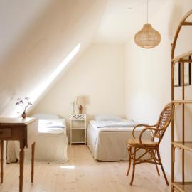 Atma Guesthouse - cozy and simple farmhouse bed & breakfast，位于马斯塔尔的酒店