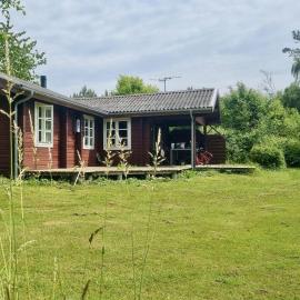 Ferienhaus-auf-Naturgrundstueck-mit-Ofen-Tischfussball-und-zwei-Terrassen，位于Ristinge的酒店