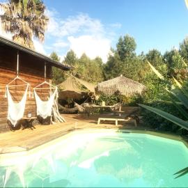 Maison ambiance cabane exotique climatisée piscine & spa 3 chambres 6 personnes，位于梅桑热的酒店