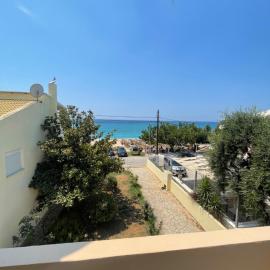 Vrachos Beach Sea View Apartment - by Kosta，位于维拉乔斯的酒店