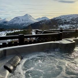 Great mountain cabin with jacuzzi in beautiful surroundings，位于斯特兰达的酒店