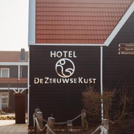 Hotel De Zeeuwse Kust (family only)，位于雷讷瑟的酒店