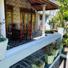 The Nonis Hotel & Family Restaurant,位于哈顿的酒店