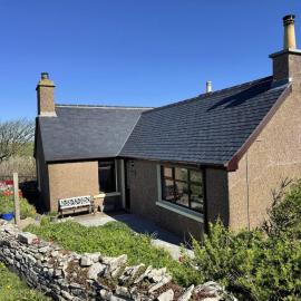 Withi-Gill - Bay of Ireland Views 50m From Beach，位于斯特罗姆内斯的酒店