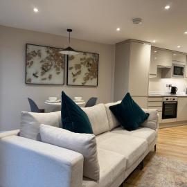 Spacious Modern Apartment, Close to Theatres，位于利兹的酒店