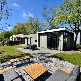 EuroParcs Bad Hoophuizen Chalet Glücksort mit Zaun Haus Nr Water03，位于许尔斯霍斯特的酒店