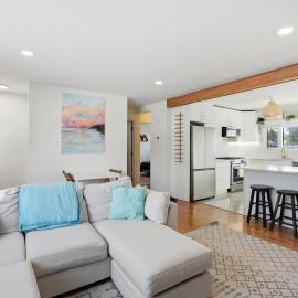 Bright & Fully Renovated Retreat - Holiday Home，位于萨斯卡通的酒店