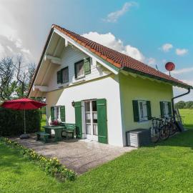 Alluring Holiday Home in Ubersee with Whirlpool，位于于贝尔塞的酒店