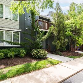 Home Near Beach with Access to Shared Pool and Tennis Courts，位于柏斯海滩的酒店