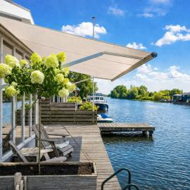 Lakeside Cottage with Boat near Amsterdam，位于布勒克伦的酒店