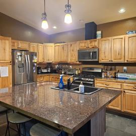 River View Upstairs Apartment，位于基奈的酒店