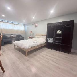 Ideal Bachelor Suite For Couples in Aurora，位于奥罗拉的酒店