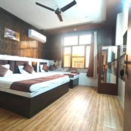 PARADISE VILLA Near Prem Mandir，位于范兰德凡的酒店