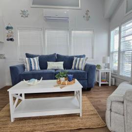 Happier in the Keys Waterfront Tiny Home，位于基拉戈的酒店