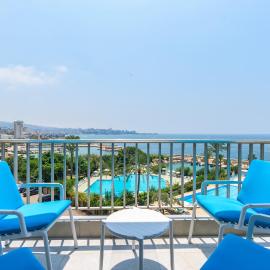 Bay B Blu,Modern 1BR Chalet -Seaview，位于Ad Dkārīn的酒店