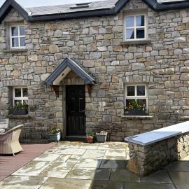 Roundstone Retreats Abbys cottage，位于朗德斯通的酒店