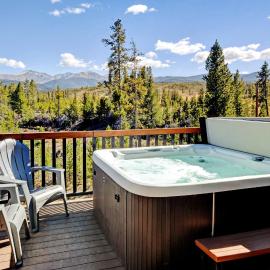 Downtown WP Condo G-301 I Private Hot Tub I Great Views I Activity Program，位于弗雷则的酒店