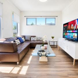 New, Spacious and Cozy Home at Austral，位于Austral的酒店