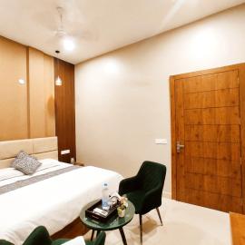 THE ELITE REGENCY - A Premium Hotel By Crowne Group - Adjoining MBD Mall Ferozepur Road，位于卢迪亚纳的酒店