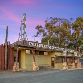Your Own Pub near Murray - Sleeps 21，位于Torrumbarry的酒店