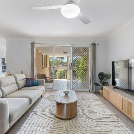 Luxury Private Top Floor Apartment Sutherland, Australia，位于萨瑟兰的酒店