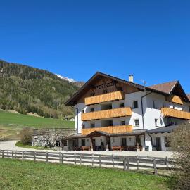 Apartments Knappenhof Pfitsch - with Swimming Pool，位于瓦尔迪维泽的酒店