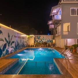 Treebo Kuber Palace with Swimming Pool，位于马哈巴莱斯赫瓦尔的酒店