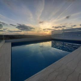 Sunsets Duplex Penthouse Gozo，位于Kerċem的酒店