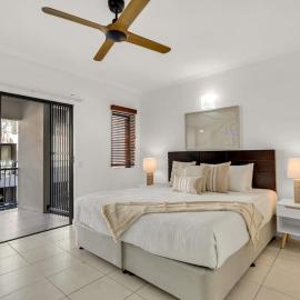 Lagoon Lookout - Poolside Studio near Trinity Beach，位于三一海滩的酒店