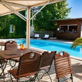 Logis Hôtel Les Colonnes Strasbourg Zenith，位于斯特拉斯堡的酒店