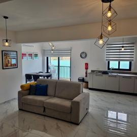 Coastline, Lovely Seafront Apartment，位于比尔泽布贾的酒店