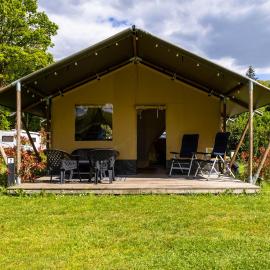 Safaritent bij speeltuin voor gezinnen op groen rustig park op de Veluwe