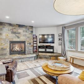 Stunning Lake Home Hot Tub Deck & Office，位于McCall的酒店