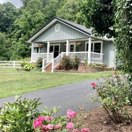 Stunning Secluded Cottage with Hot-tub in Breech House, North Carolina，位于榉木山的酒店